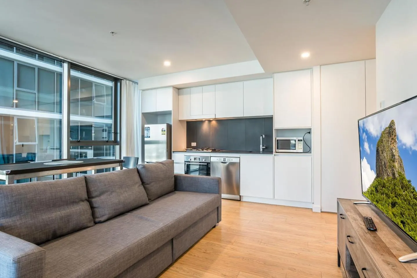 1-Bedroom Apartment With Pool, Sauna, And Parking In South Brisbane