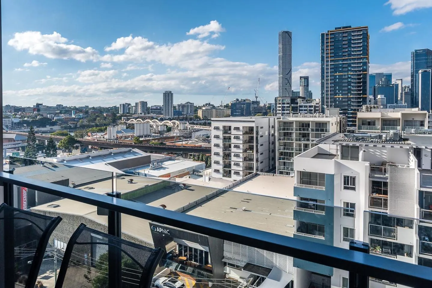 1-Bedroom Apartment With Pool, Sauna, And Parking In South Brisbane Avustralya