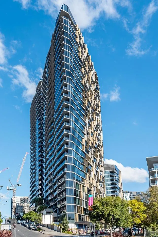 1-Bedroom Apartment With Pool, Sauna, And Parking In South Brisbane