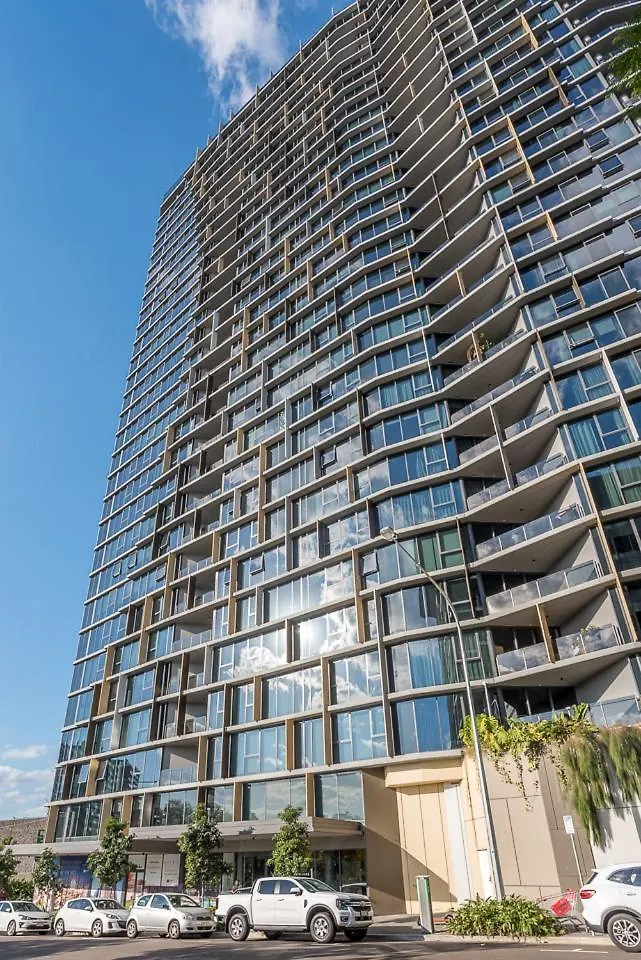 1-Bedroom Apartment With Pool, Sauna, And Parking In South Brisbane