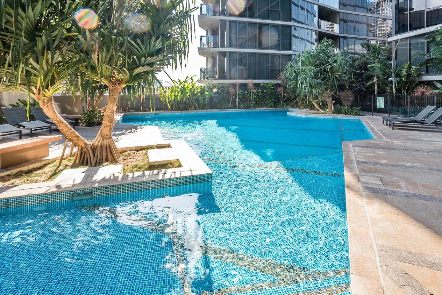 1-Bedroom Apartment With Pool, Sauna, And Parking In South Brisbane