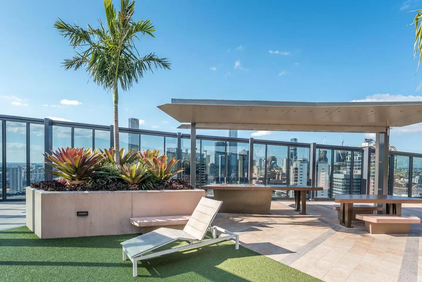 1-Bedroom Apartment With Pool, Sauna, And Parking In South Brisbane