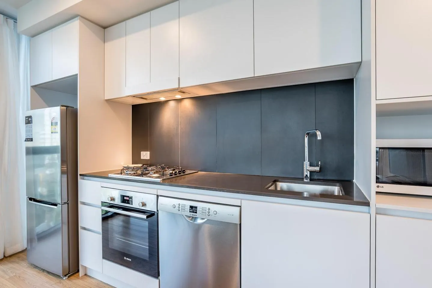 1-Bedroom Apartment With Pool, Sauna, And Parking In South Brisbane