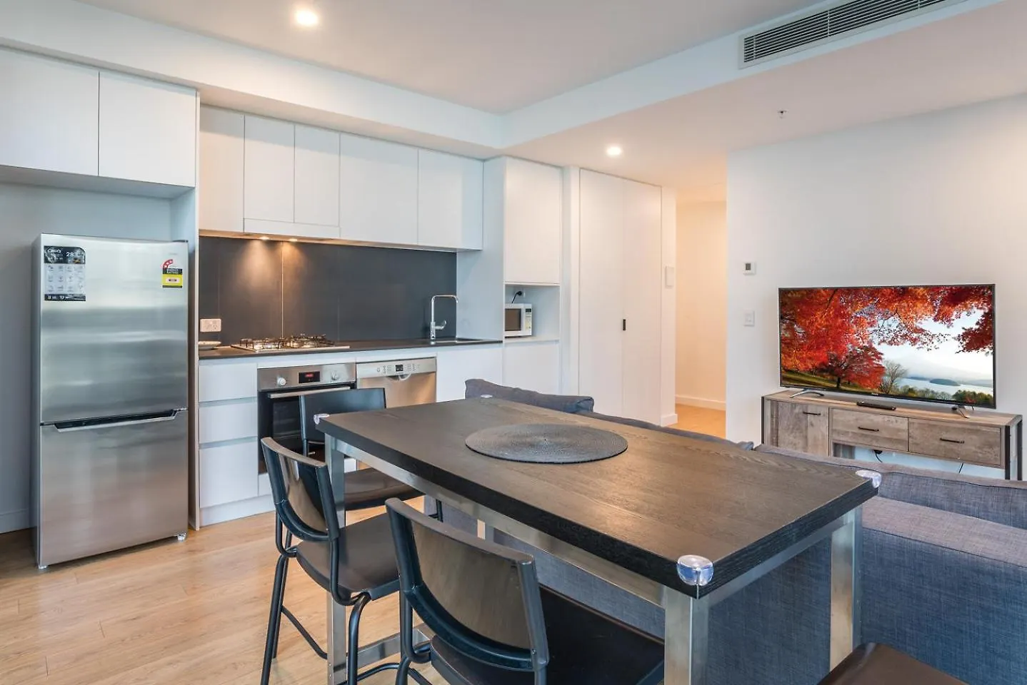 1-Bedroom Apartment With Pool, Sauna, And Parking In South Brisbane